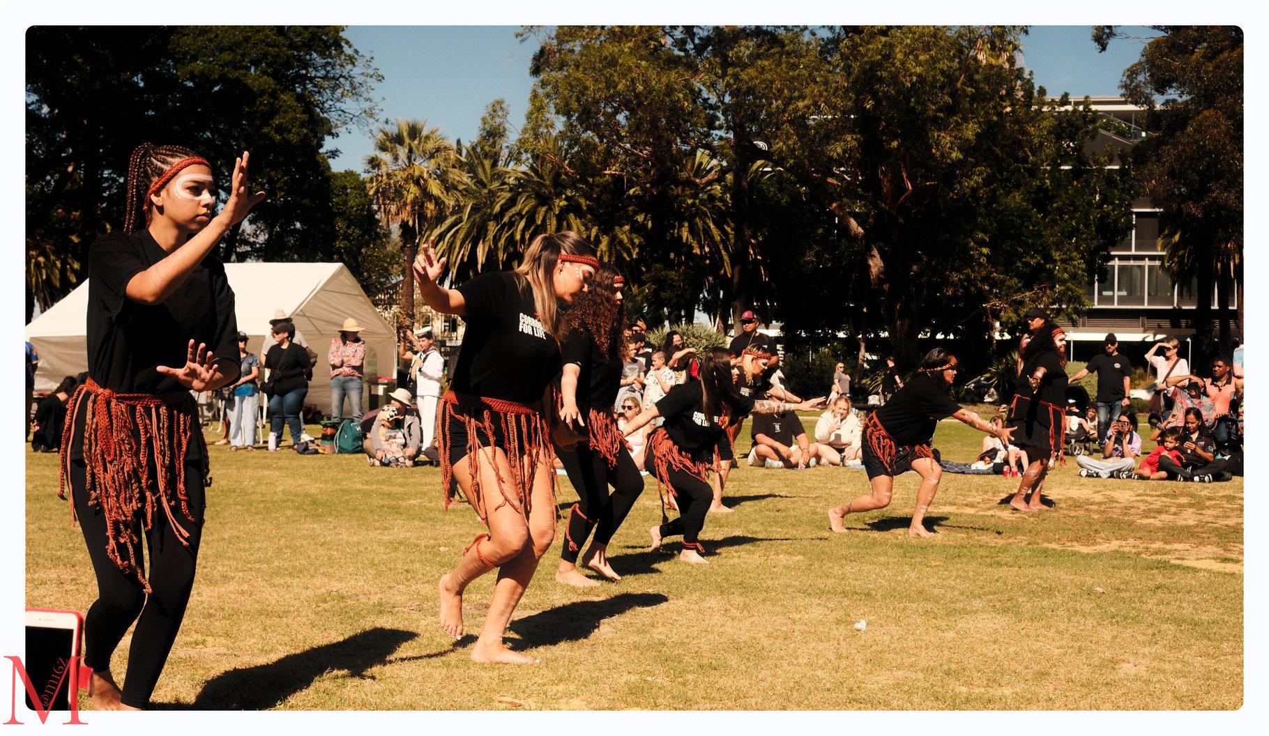 ANZAC-Day-Feierlichkeiten, Corroboree- und Haka-Aufführungen.
